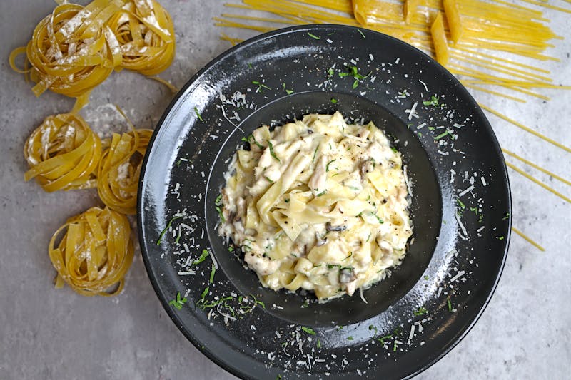 Chicken alfredo creamy fettuccine pasta